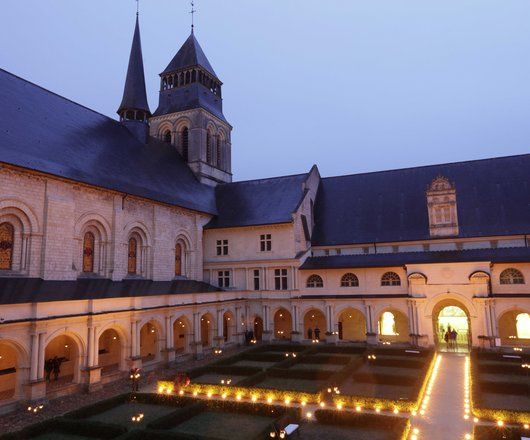 Cour intérieure de l'abbaye de Fontevraud de nuit
