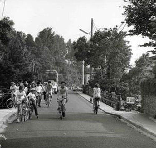 image d'archives de cyclistes amateurs